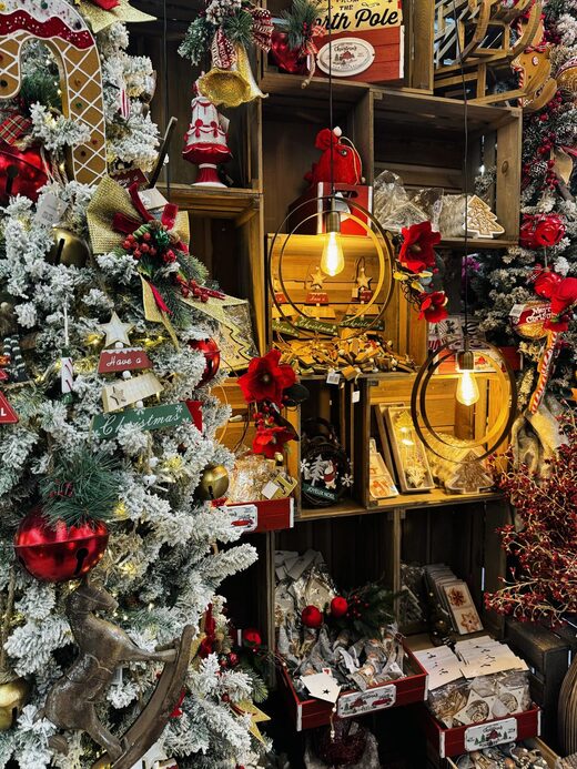 Feuillazur&#x20;&#x3A;&#x20;fournisseur&#x20;de&#x20;d&#x00E9;coration&#x20;de&#x20;No&#x00EB;l&#x20;en&#x20;gros&#x20;pour&#x20;h&#x00F4;tels,&#x20;palaces&#x20;et&#x20;restaurants