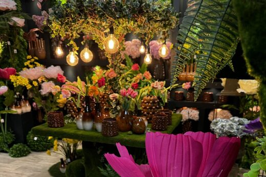 Décoration de vitrine immersive : comment attirer plus de clients grâce à une scénographie professionnelle