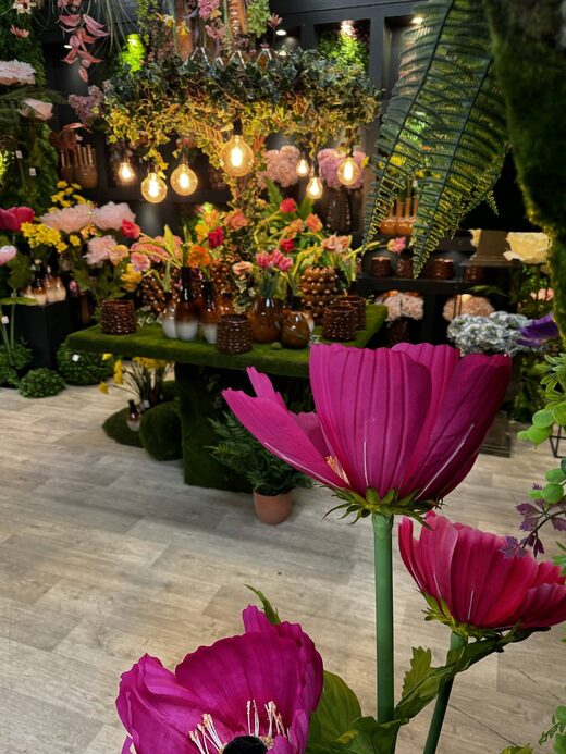 D&#x00E9;coration&#x20;de&#x20;vitrine&#x20;immersive&#x20;&#x3A;&#x20;comment&#x20;attirer&#x20;plus&#x20;de&#x20;clients&#x20;gr&#x00E2;ce&#x20;&#x00E0;&#x20;une&#x20;sc&#x00E9;nographie&#x20;professionnelle